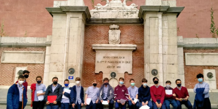 Los alumnos en la fuente de Diana